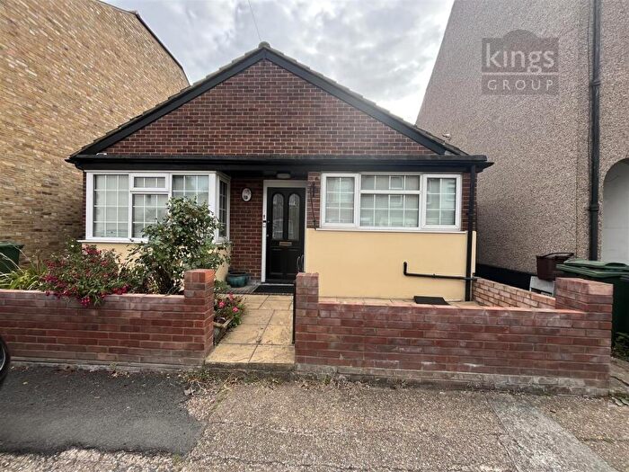 2 Bedroom Bungalow For Sale In Suffield Road, London, E4