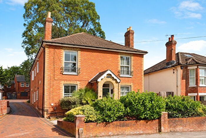2 Bedroom Flat For Sale In Victoria Road, Netley Abbey, Southampton, SO31