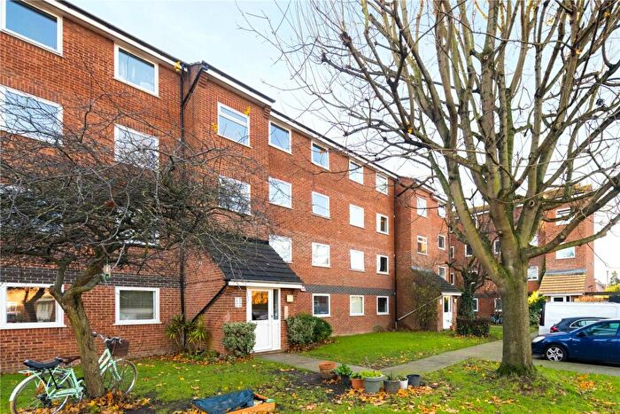2 Bedroom Flat To Rent In Regency Court, Park Close, London, E9