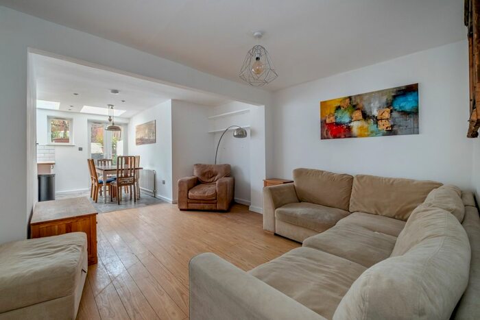 2 Bedroom Flat To Rent In Ferndale Road, London, SW4