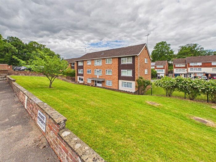 3 Bedroom Flat For Sale In Robin Way, Tilehurst, Reading, RG31