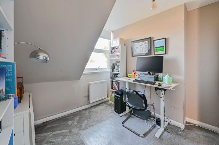 2 Bedroom Flat For Sale In Kirkstall Road, Telford Park, London, SW2