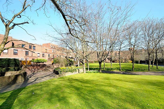 1 Bedroom Flat To Rent In More Close, St Pauls Court, London, W14