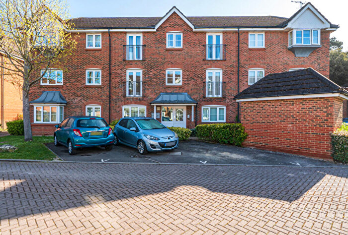 2 Bedroom Apartment For Sale In Kingsfield Way, Redhill, Surrey, RH1