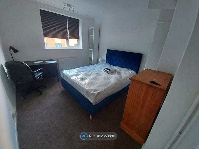 3 Bedroom Flat To Rent In Earlham West Centre, Norwich, NR5