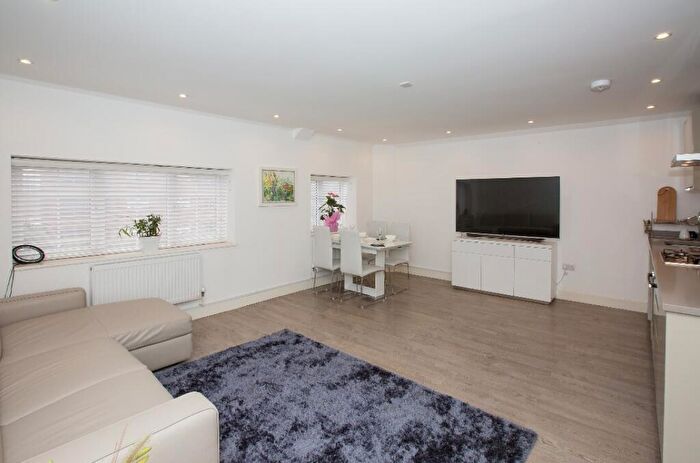 1 Bedroom Apartment For Sale In Park Mount, Harpenden, Hertfordshire, AL5