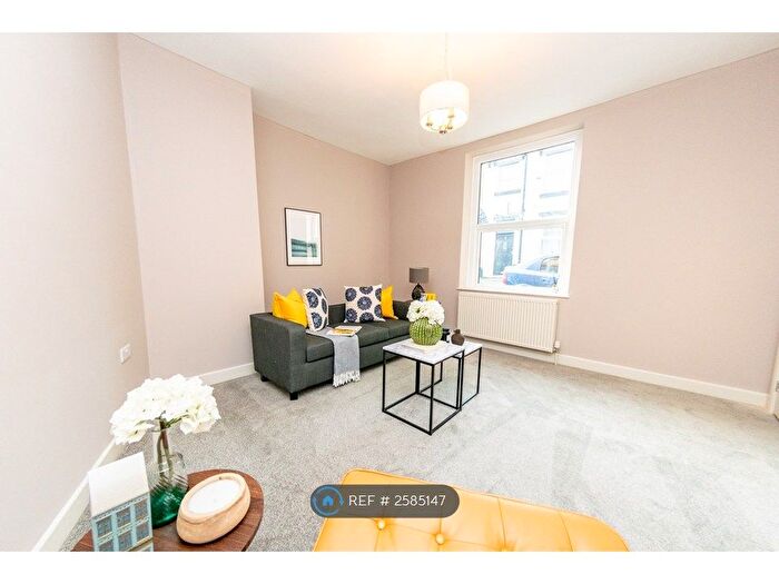 4 Bedroom Terraced House To Rent In Valley Road, Cleckheaton, BD19