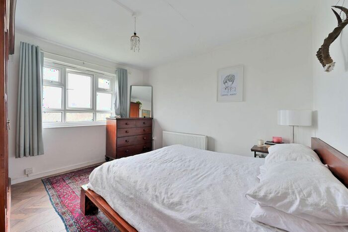 3 Bedroom Flat To Rent In Horne Way, West Putney, London, SW15