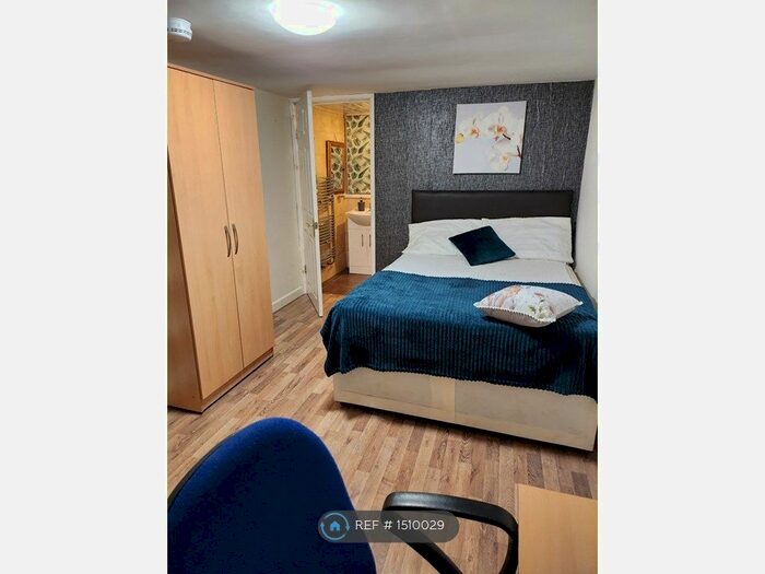 5 Bedroom Semi-Detached House To Rent In Dolphin Court, Coventry, CV4