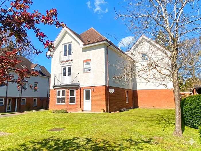 2 Bedroom Flat For Sale In Heatherley Road, Camberley, Surrey, GU15