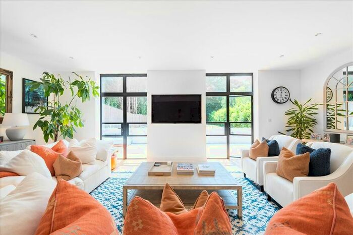 4 Bedroom Detached House To Rent In High Road, West Byfleet, Surrey, KT14