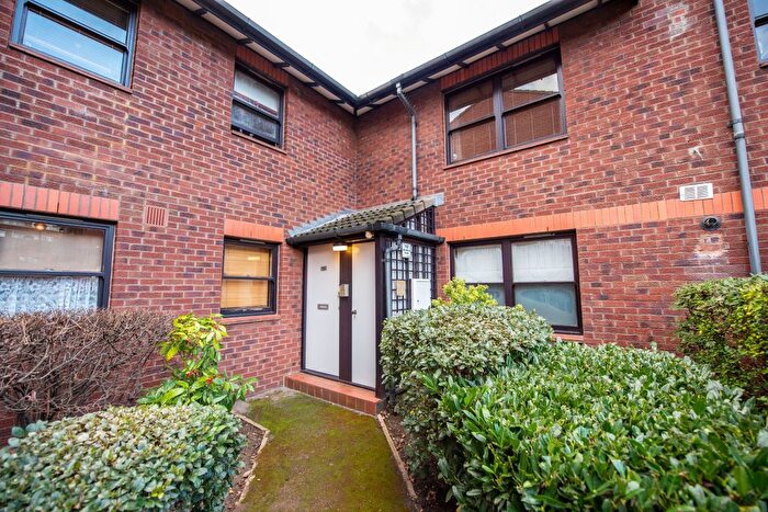 1 Bedroom Maisonette For Sale In Mayfield Road, London, Greater London, W12