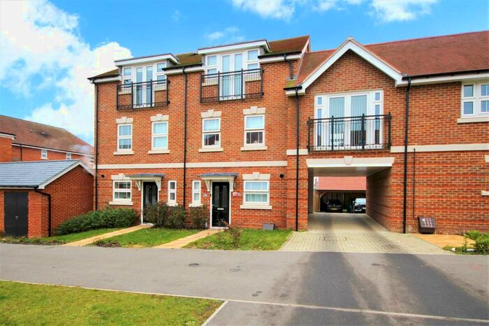 3 Bedroom Town House To Rent In Oak Avenue, Wokingham, RG40