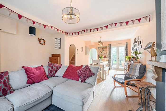 3 Bedroom Terraced House For Sale In Boundary Road, Woking, GU21