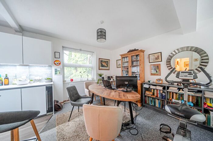 2 Bedroom Flat For Sale In Lingwood Close, Bassett, Southampton, Hampshire, SO16