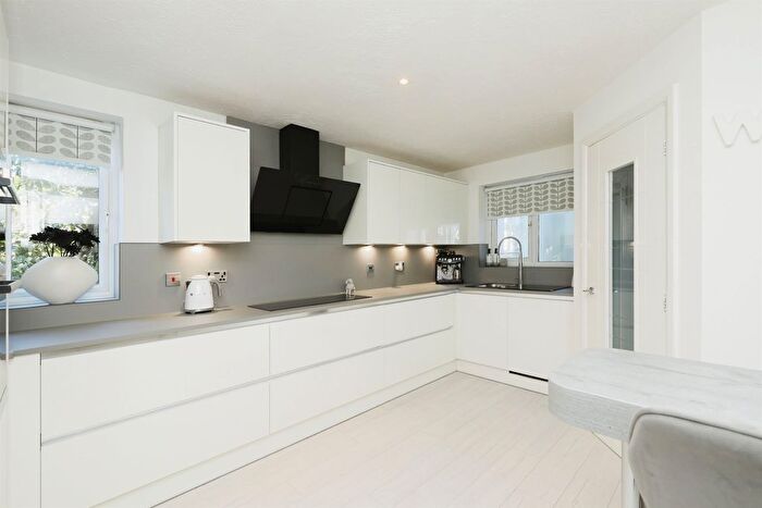 3 Bedroom Detached House For Sale In Oxclose Park Rise, Halfway, Sheffield, S20