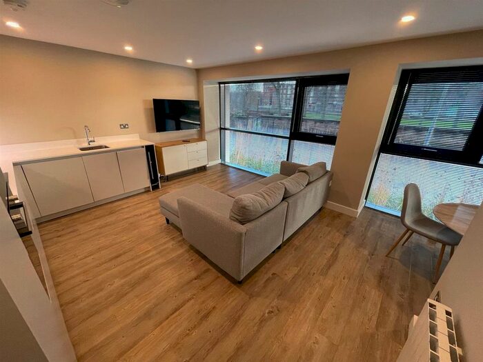 1 Bedroom Flat To Rent In Queens Dock Avenue, Hull, HU1