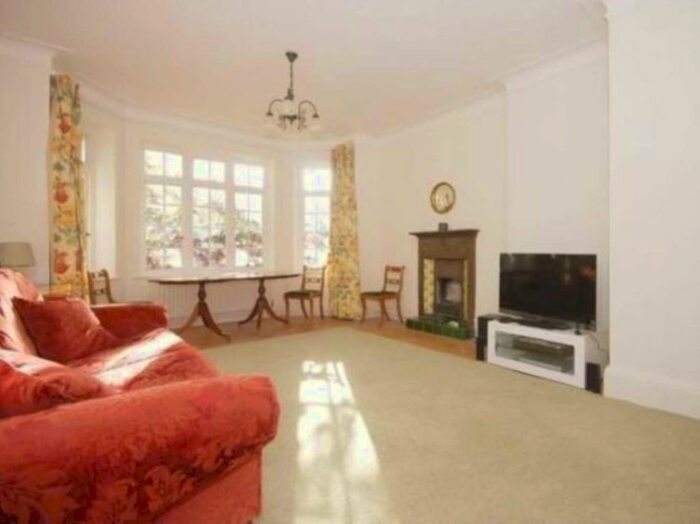 3 Bedroom Apartment To Rent In Muswell Hill Road, Highgate, N6
