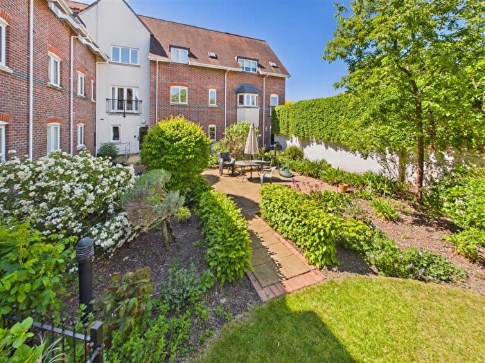 2 Bedroom Flat For Sale In Bridge Street, Walton-On-Thames, KT12