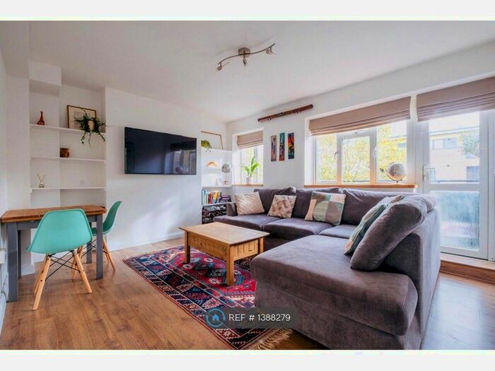 2 Bedroom Flat To Rent In Crompton House, London, SE1