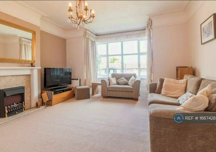 1 Bedroom Flat To Rent In Hatch End, Pinner, HA5