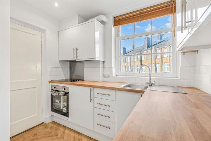 1 Bedroom Flat To Rent In Cedar Court, East Sheen, SW14