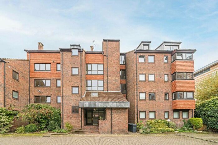 3 Bedroom Flat To Rent In Becketts Place, Kingston Upon Thames, KT1