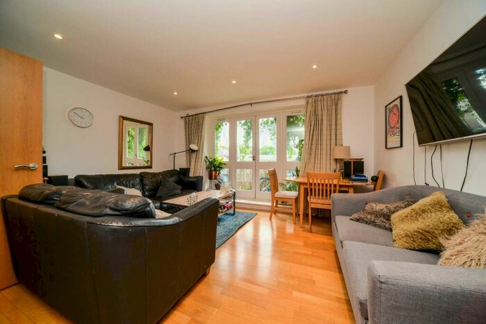 2 Bedroom Flat To Rent In St Lukes Court, Battersea, London, SW11