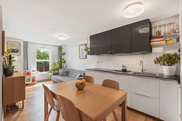 2 Bedroom Apartment For Sale In Southgate Road, London, N1