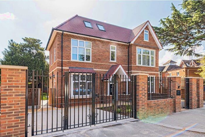 3 Bedroom Property To Rent In Pierrepoint Road, London W3