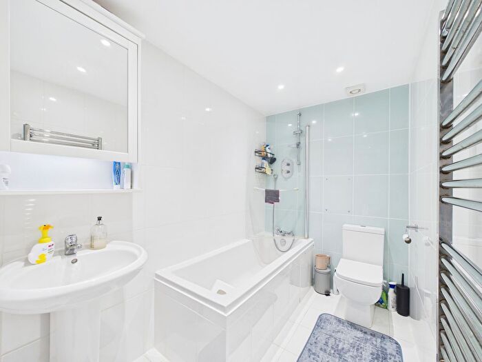 2 Bedroom Flat To Rent In A Manor Grove, Beckenham, Kent, BR3