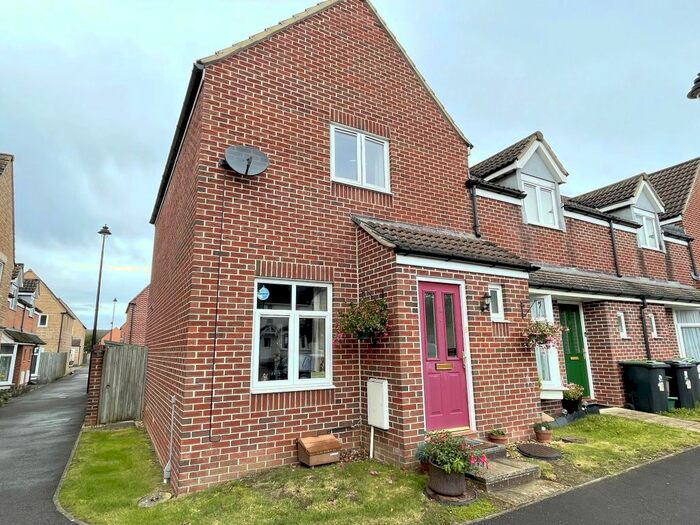 2 Bedroom End Of Terrace House To Rent In Goldfinch Gate, Gillingham SP8