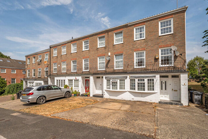 4 Bedroom Terraced House For Sale In Guildown Avenue, Woodside Park, London, N12
