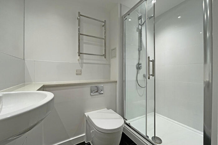 1 Bedroom Flat For Sale In East Street, Epsom, KT17