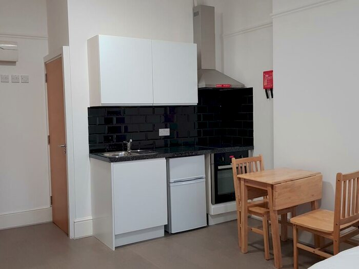 Apartment To Rent In Charlton Woolwich Borders, SE7
