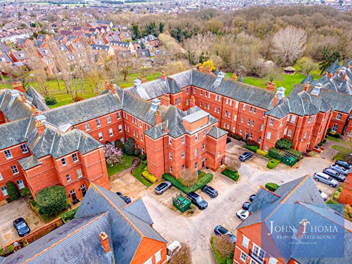 3 Bedroom Flat For Sale In Brandesbury Square, Woodford Green, IG8