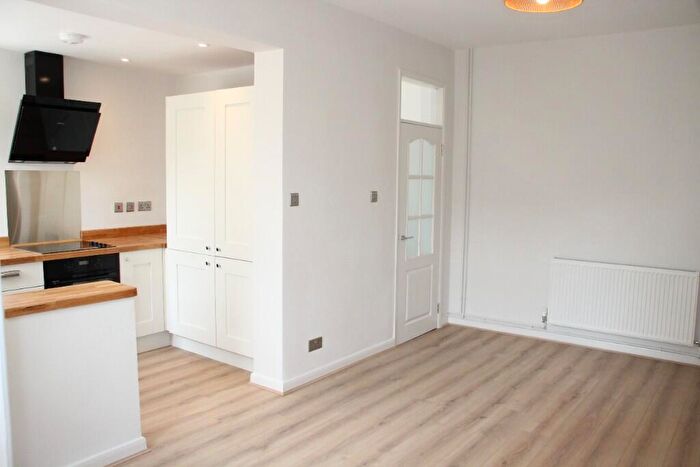 2 Bedroom Flat To Rent In High Street, RG17