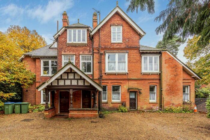 1 Bedroom Flat To Rent In Queens Road, Weybridge, KT13