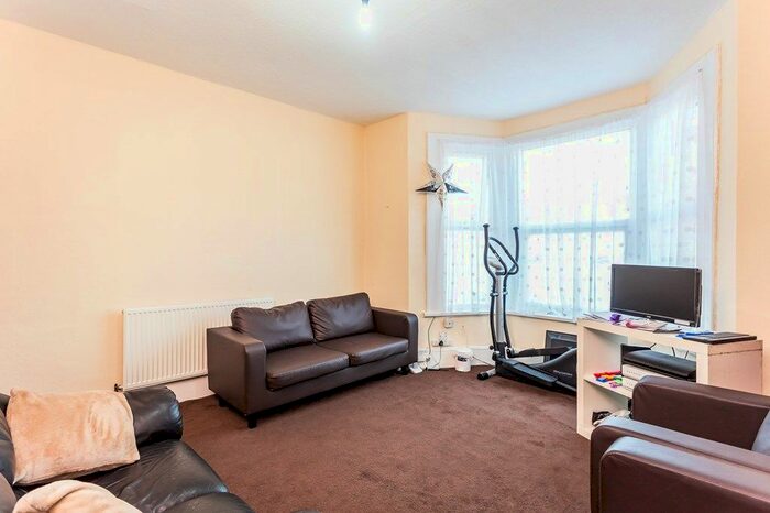 2 Bedroom Flat To Rent In Wanstead Park Road, Cranbrook, Ilford IG1