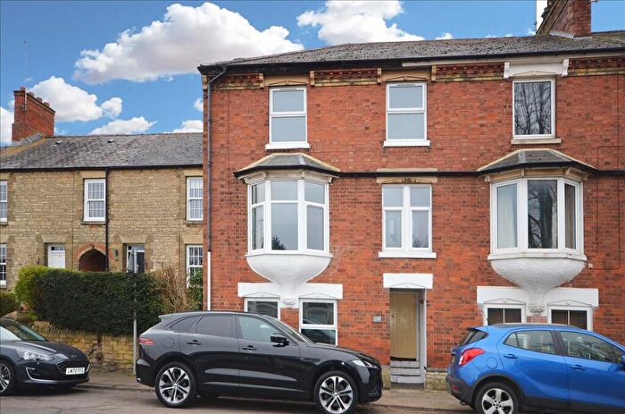 3 Bedroom End Of Terrace House For Sale In Grove Street, Raunds, Northamptonshire, NN9