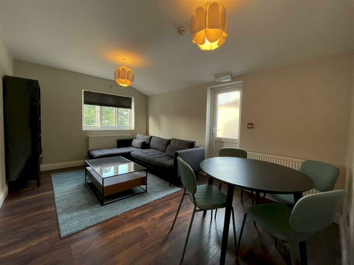2 Bedroom Apartment To Rent In West Heath Drive, Golders Green, NW11