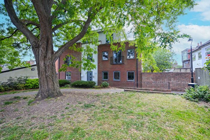 2 Bedroom Flat To Rent In Stoke Fields, Guildford, GU1