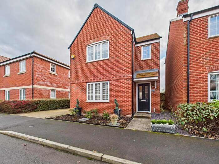 3 Bedroom Detached House For Sale In Westlake Gardens, Tadley, RG26