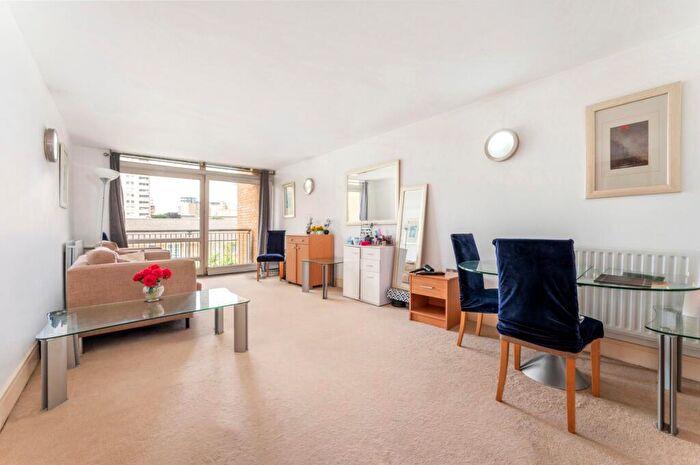 1 Bedroom Flat To Rent In Gainsborough House, Canary Wharf, E14