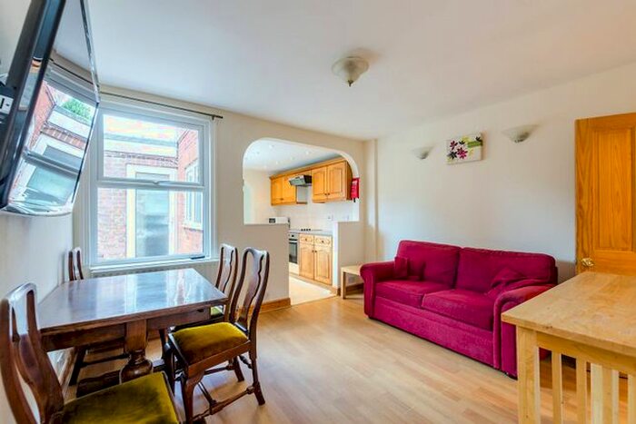 4 Bedroom Semi-Detached House To Rent In New Cross Road, Stoughton, Guildford, GU2