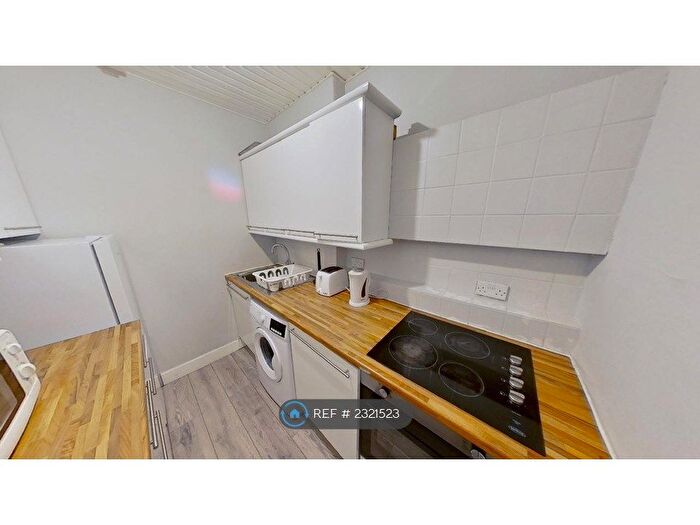 3 Bedroom Flat To Rent In Cathcart Place, Edinburgh, EH11