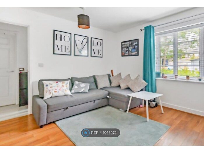 2 Bedroom Flat To Rent In Belton Road, Berkhamsted, HP4