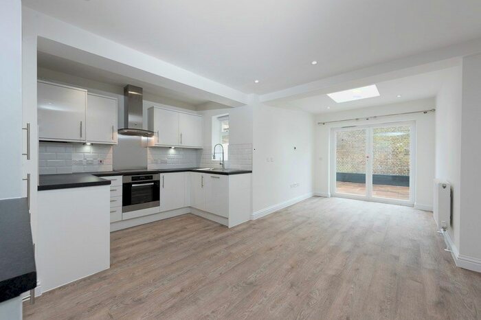 2 Bedroom Flat To Rent In Ingersoll Road, London W12