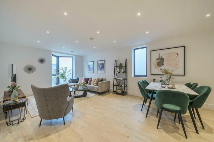 2 Bedroom Apartment To Rent In High Road, East Finchley, N2