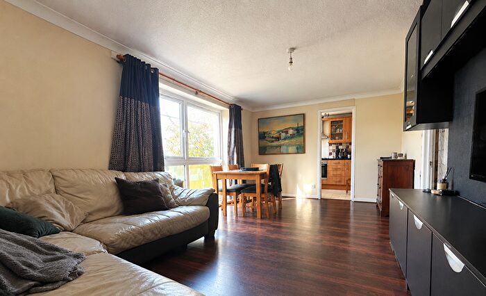 2 Bedroom Flat To Rent In Thamesvale Close, Hounslow, TW3